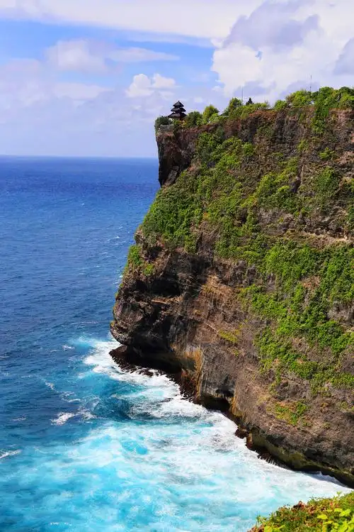 印度尼西亚巴厘岛乌鲁瓦图情人崖绝美风光吸引世界各地游客