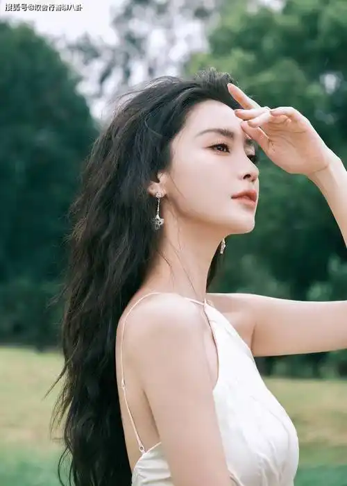 angelababy,原名杨颖,是一位出生于1989年的中国女演员和模特,在娱乐