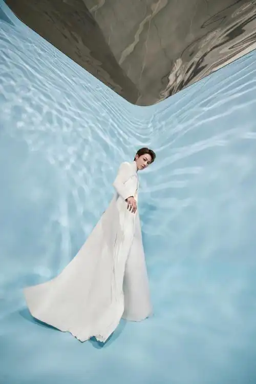 明星微博之夜出图##刘雨昕纯白国风造型