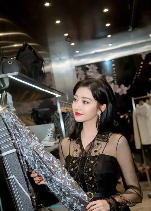 景甜直播截图脸肿憔悴,修图师帮她p掉10斤肉_活动_视频_减肥