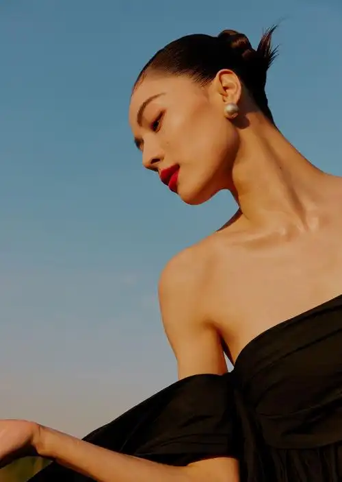 钟楚曦不愧是"高级脸",真的太适合大红色了,站鲜花中优雅高贵