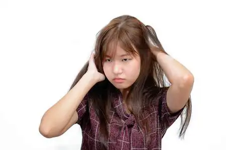 亚洲女人表情亚洲女人抓痒头与挫折的表情照片