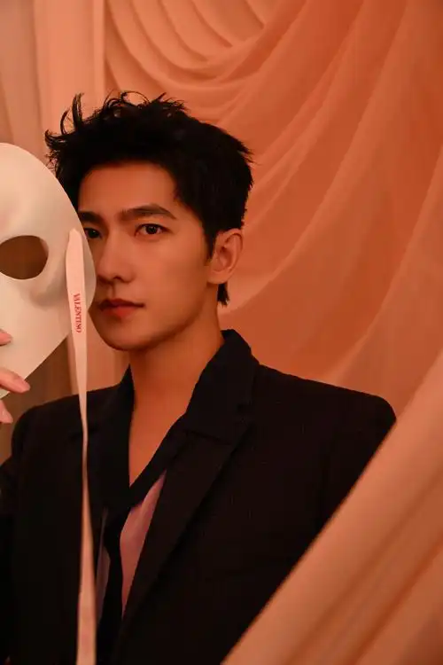 杨洋摘面具#昨日,@杨洋杨洋出席活动造型释出,深蓝色系暗纹西装磁配