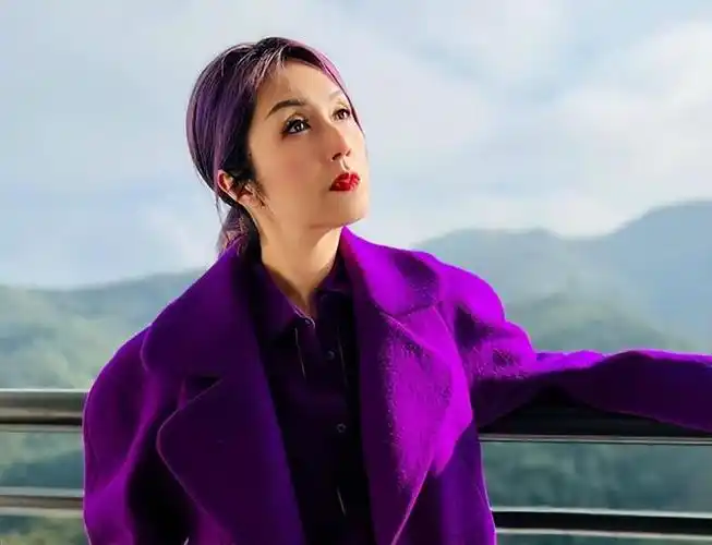 杨千嬅过年期间闲不住与老公丁子高一起锻炼肤白貌美身材苗条