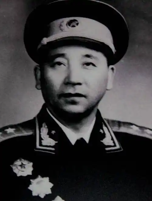 1980年1月,北京军区司令员陈锡联主动辞职,他不仅辞去了副总理的职务