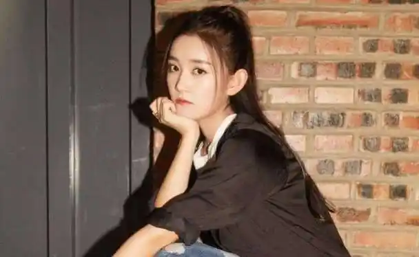 飒爽后妈"林飒(辛芷蕾饰)和"毒舌女儿"武丹丹(蒋依依饰)则在历经多次