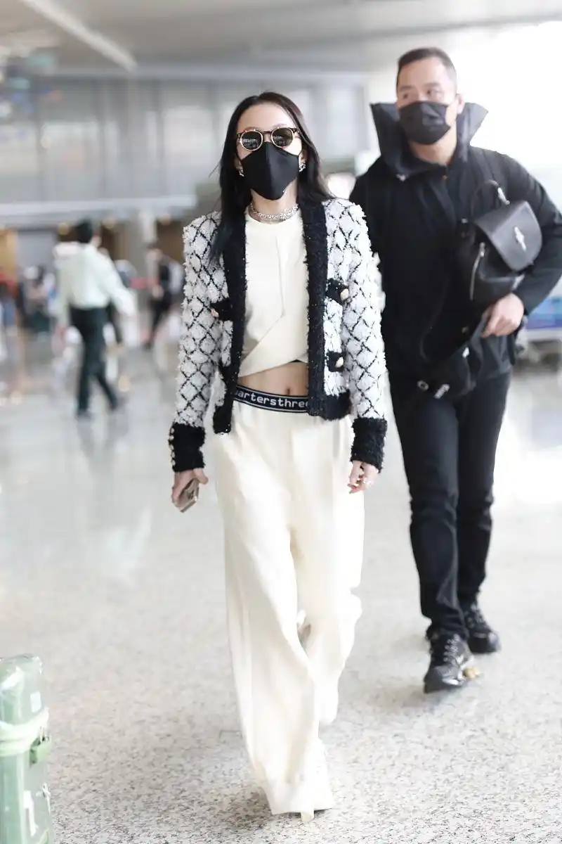 张韶涵街拍:粗呢菱格纹西装阔腿裤 大秀美腹