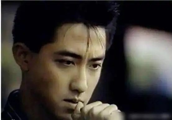 看得出这个帅哥是谁吗?是年轻时的庾澄庆哦.