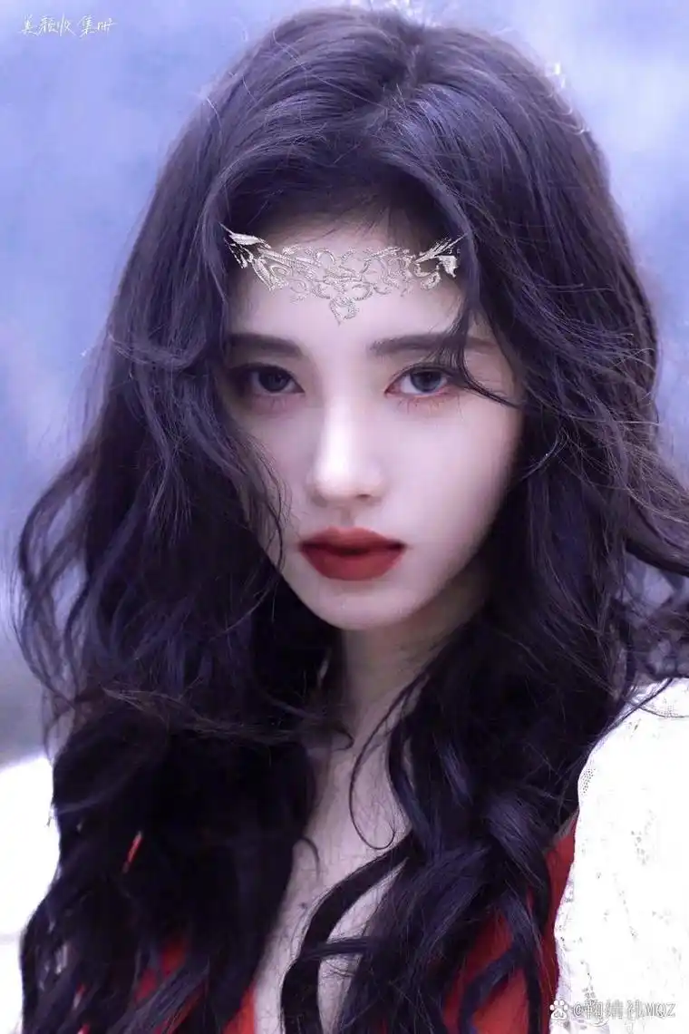 鞠婧祎,美如画中仙,白衬衫搭配黑长直发,气质出众,宛如精灵降临人间