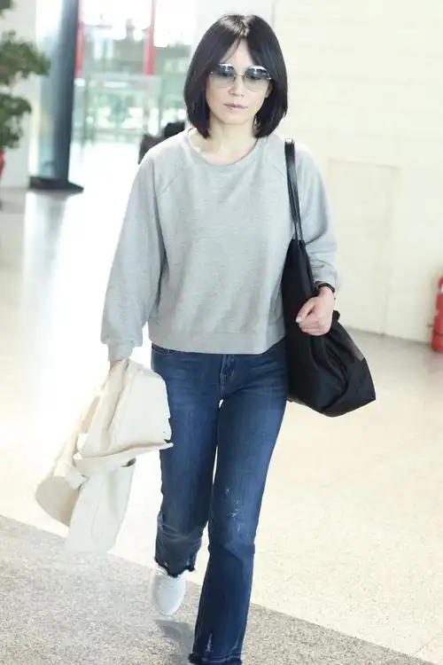 1/ 12 搜狐娱乐讯 4月14日,北京,俞飞鸿现身机场.