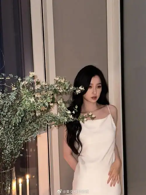 虞书欣穿白色吊带长裙秀美背波浪卷发披肩气质清冷迷人