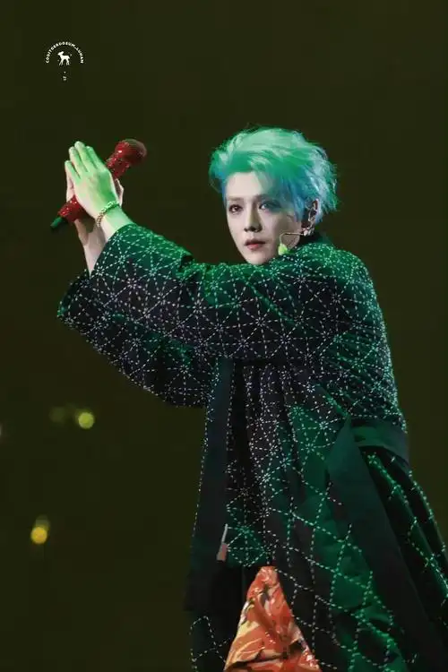 鹿晗今天是蓝色发色被光映射下的发色变成了绿色