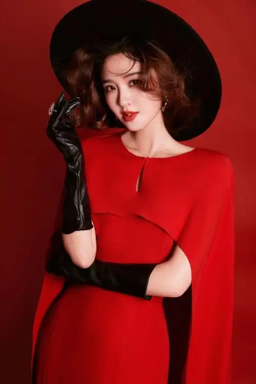 唐艺昕风华红礼裙新年大片#是摩登复古的甜美女郎糖糖,红色斗篷十分