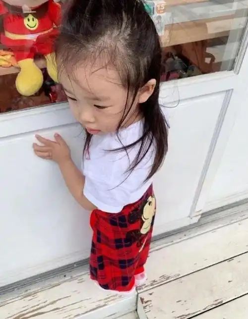 伊能静晒女儿近照,米粒到妈妈腰间了,越长越漂亮