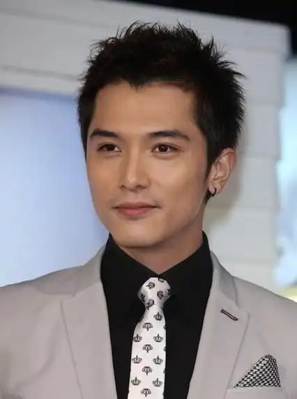 肌肉男:赛车手邱泽帅气图片 眼神迷人倾倒众生-小虾米