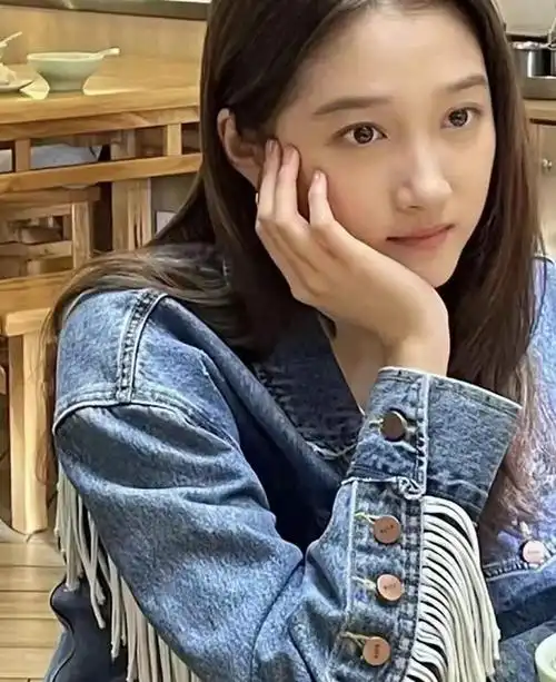 关晓彤素颜现身早餐店拍戏皮肤白嫩十指纤长十分抢眼