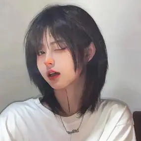 发型女短发中分