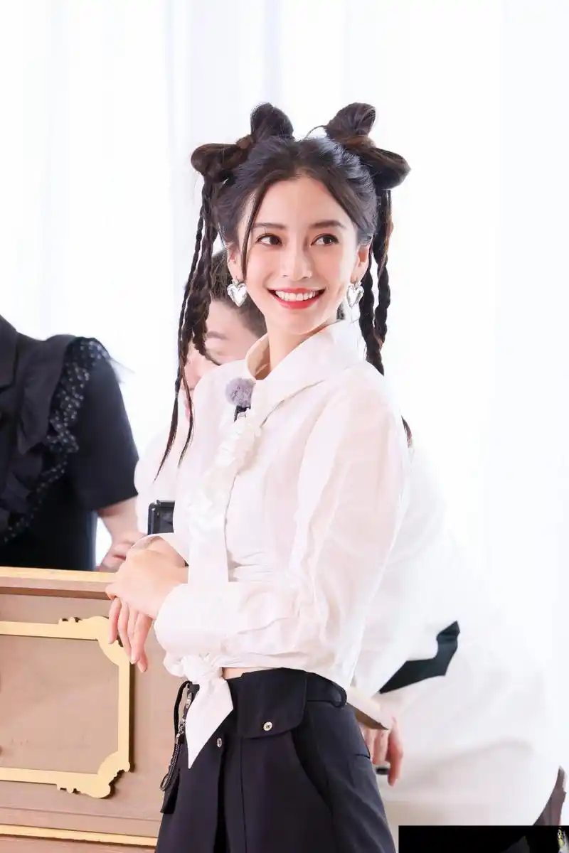 离婚后的杨颖逆生长了,穿校服扎双马尾似少女,看不出是5岁孩子的妈妈