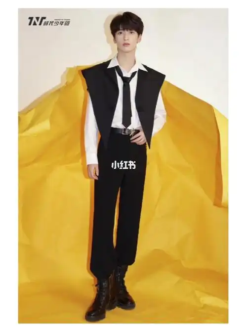 热血沸腾英姿飒爽的造型新中式西装马甲韵味十足#时代少年团严浩翔