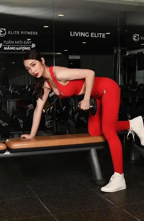 常年健身,让26岁女老师身材前凸后翘,玲珑有致|健美|翘臀|马甲线_网易