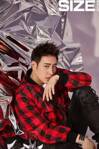 潘玮柏酷炫服装,标志性微笑,舞台上的王者,唱着hip-hop在聚光灯下帅到