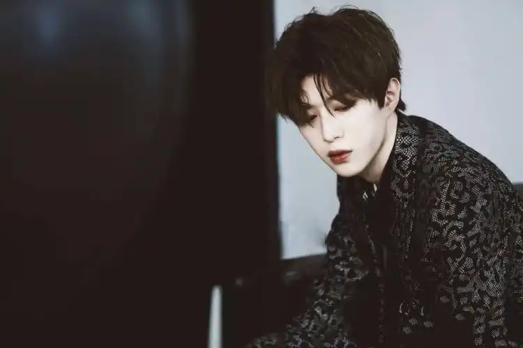 范丞丞范丞丞时尚杂志帅气写真图片范丞丞时尚帅气写真高清图片范丞丞