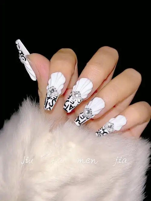 新设计的美甲款式看看喜欢不