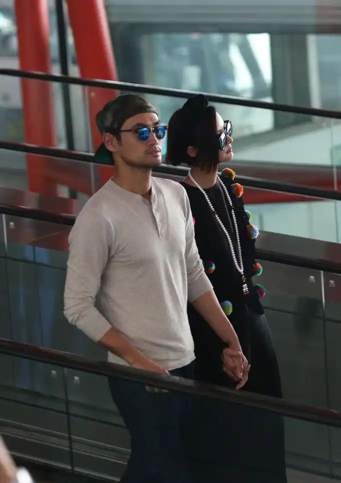 幸福的张歆艺现身,因怀孕脸部浮肿很明显!网友:孩子也是亮点喔