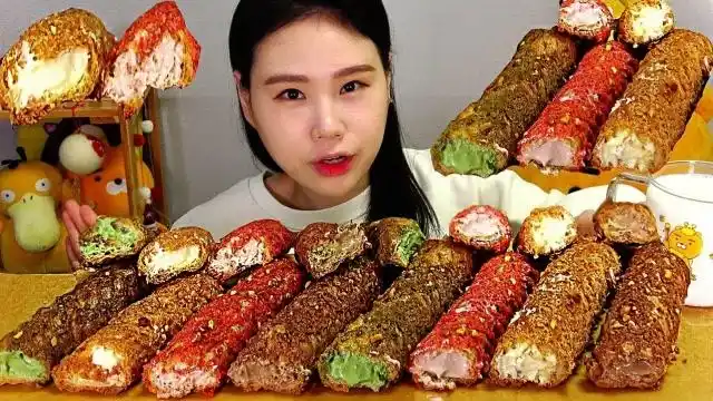 美女大胃王吃各种口味的面包,软软糯糯的太诱人,一口一个太爽了