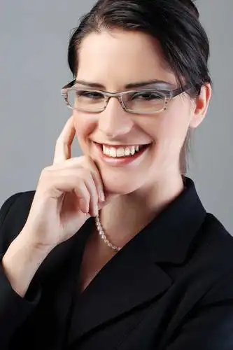 戴眼镜的数钱的漂亮女商人