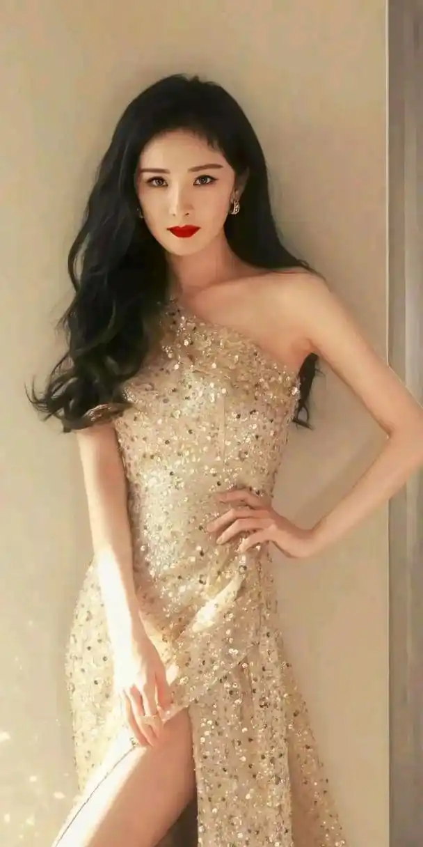 杨幂钻石裙,星光璀璨尽显身材#时尚穿搭# #杨幂