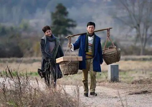 《鸡毛飞上天》第49至58集剧情介绍:骆父意外坠亡 陈江河骆玉珠冷战