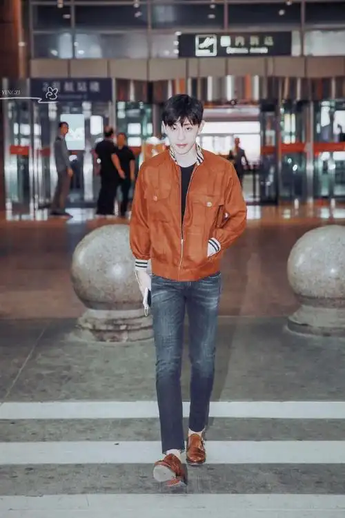 邓伦一袭立领夹克敞开衣襟飒爽帅气而风衣搭配墨镜展现高冷风