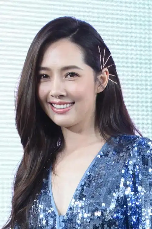 郭碧婷身穿亮片连衣裙化身于人鱼公主