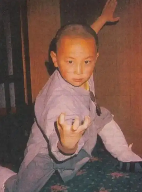 释小龙还作为郝邵文的伴郎出席了他的婚礼,两人还像小时候一样关系