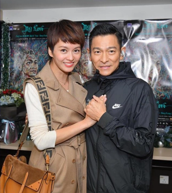 梁咏琪时隔23年再次听到,刘德华献唱《情深的一句》,感动到落泪