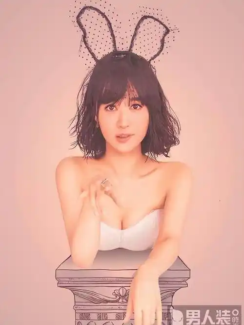 在《男人装》上,李菲儿化身白色抹胸的兔女郎,大秀自己的事业线和香肩