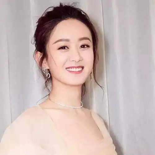 面对镜头大笑的赵丽颖眉眼含笑,有点婴儿肥的圆脸更是可爱无敌.