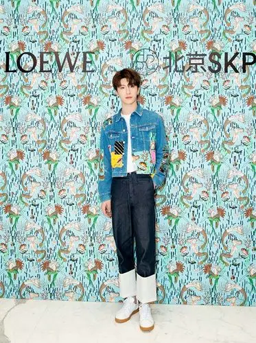 范丞丞出席loewe品牌活动