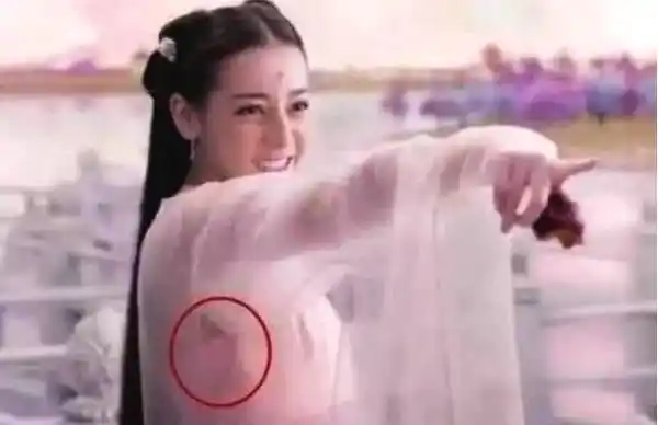 无下限的穿帮镜头,杨幂替身太可怕,迪丽热巴"肚兜"吸睛