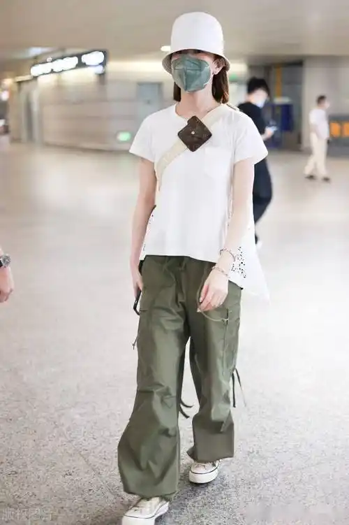 2021年9月30日,余诗曼机场街拍.