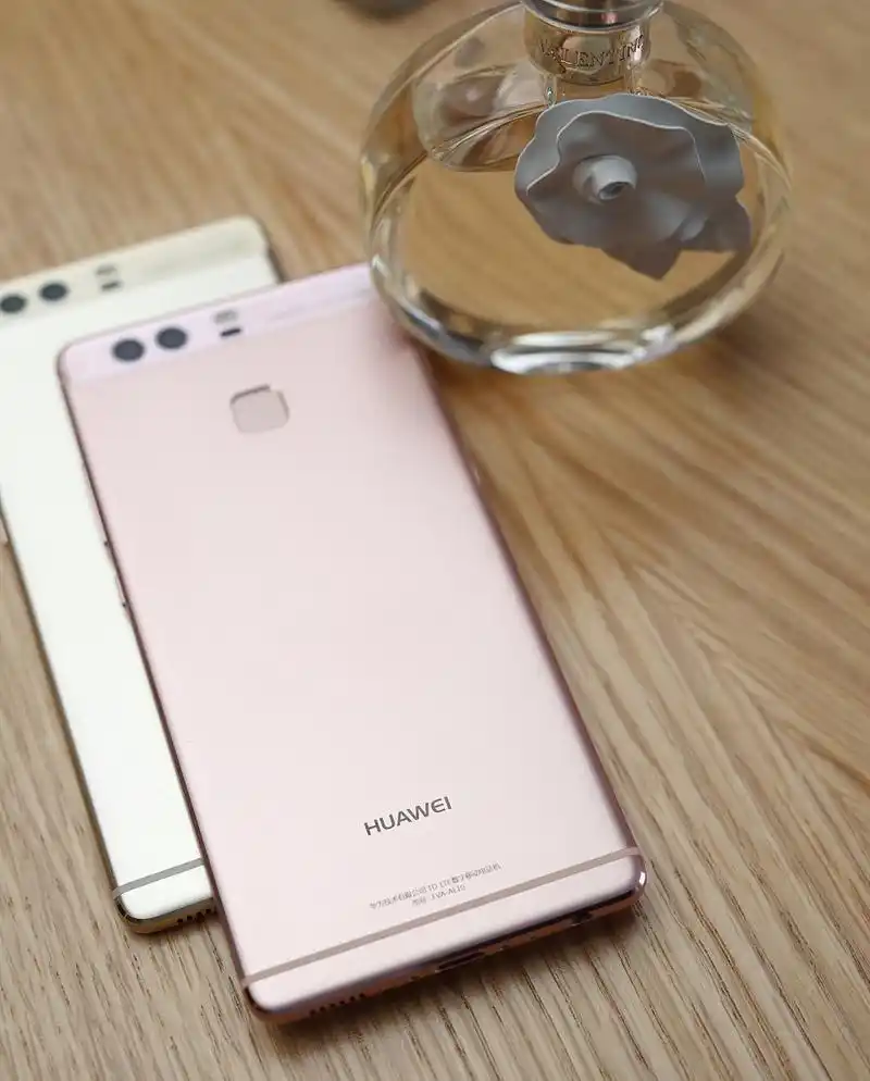 华为手机手电筒位于通知栏中,可以通过下滑屏幕并点击闪电图标来开启.