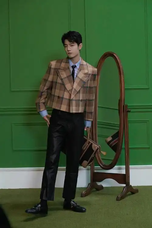 有一种时尚叫明星同款,肖战格纹西装配蓝衬衫,被热评咋又帅了
