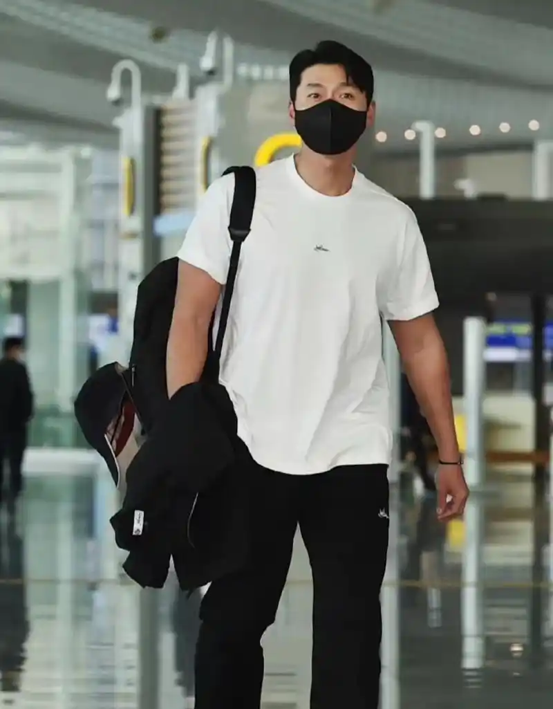 玄彬结婚后身材变壮,和孙艺珍走机场度蜜月,他穿t恤秀肌肉身材