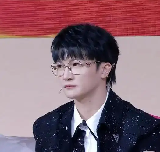 人气歌手周深最新直播生图出炉啦!金丝眼镜太帅啦!