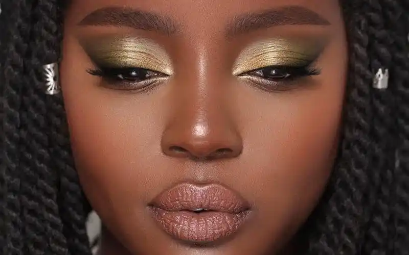 hindash给巧克力肤色美女画橄榄绿眼妆