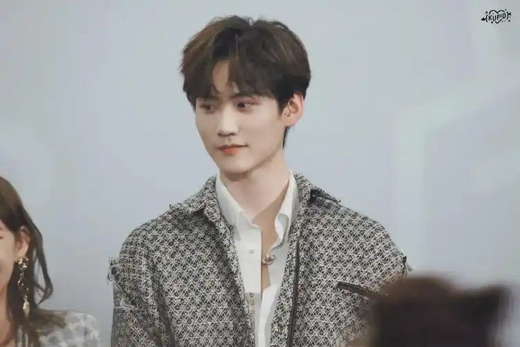 周柯宇格外外套搭配白衬衣看起来好甜的周柯宇