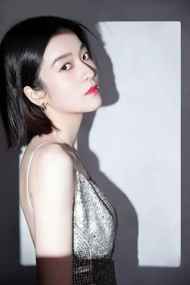 张雪迎获年度进取艺人人鱼disco裙优雅闪耀