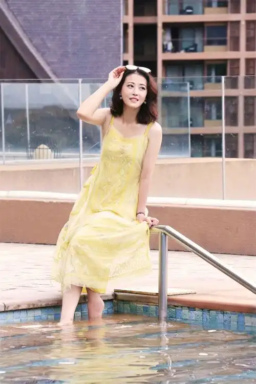 周海媚曝光一组水边嬉戏照.尽管工作繁忙