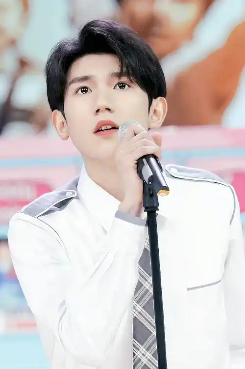 王源白衬衫素颜照